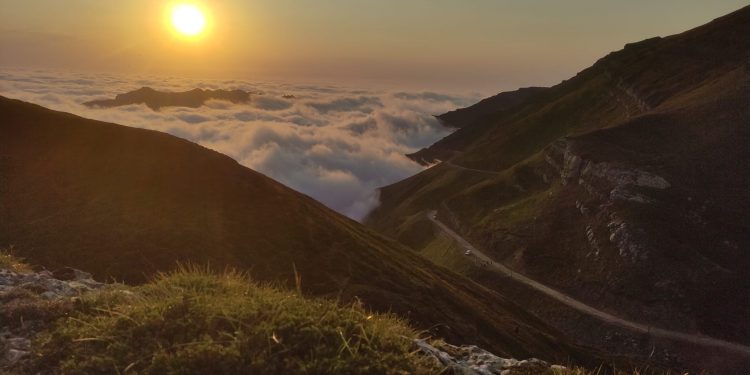 El eclipse deja una Cantabria a oscuras, con mejor visibilidad en el sur y nubes en la costa