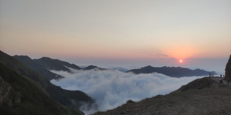 El eclipse deja una Cantabria a oscuras, con mejor visibilidad en el sur y nubes en la costa