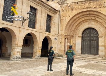 La Guardia Civil detiene a dos jóvenes por grabar símbolos en la fachada de la Colegiata de Santillana