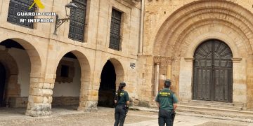 La Guardia Civil detiene a dos jóvenes por grabar símbolos en la fachada de la Colegiata de Santillana