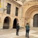 La Guardia Civil detiene a dos jóvenes por grabar símbolos en la fachada de la Colegiata de Santillana