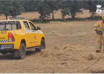 Un incendio forestal en Valderredible moviliza medios terrestres y aéreos de Cantabria y Castilla y León