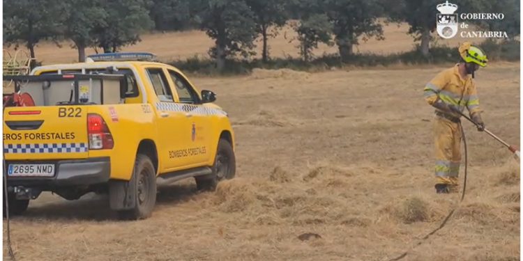Un incendio forestal en Valderredible moviliza medios terrestres y aéreos de Cantabria y Castilla y León